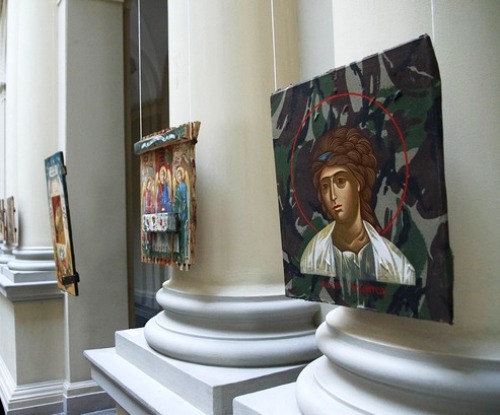 Мандрівна виставка ікон на ящиках з-під набоїв приїхала до Львова.(ФОТО)